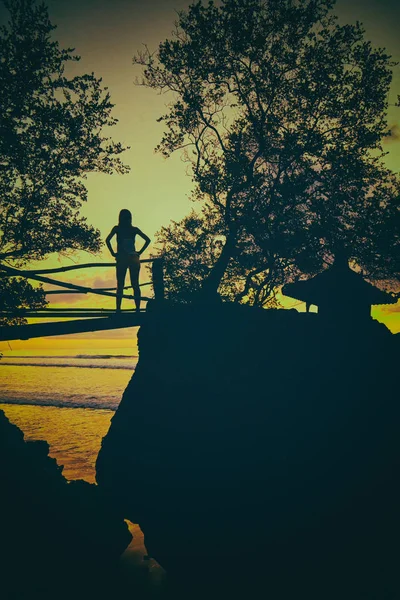 Silhouette di una donna al tramonto / alba con sce tropicale — Foto Stock