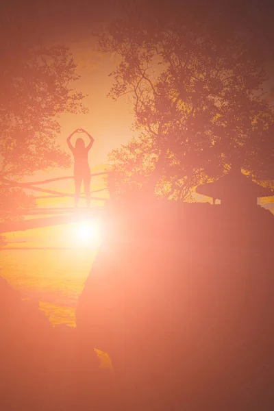 Силует жінки на заході сонця / сходу сонця з тропічним схилом — стокове фото