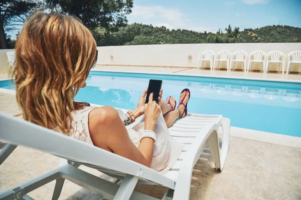 Fiatal nő használ cellphone közelében a medence. — Stock Fotó