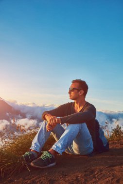 Batur, Bali dağının tepesinden güzel manzara nın tadını çıkaran adam, 