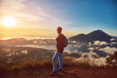 Batur, Bali dağının tepesinden güzel manzara nın tadını çıkaran adam, 