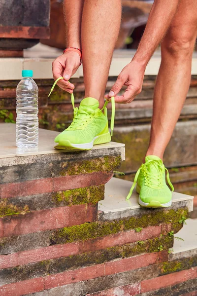 Deportista haciendo una pausa y atando zapatillas . — Foto de Stock