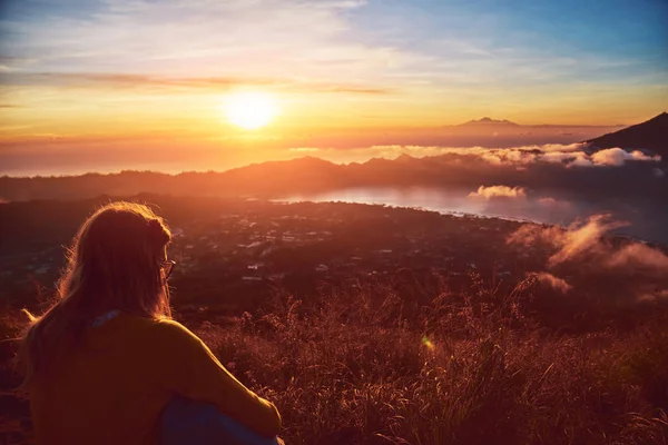 Donna godendo bel paesaggio e alba da una cima di montagna — Foto Stock