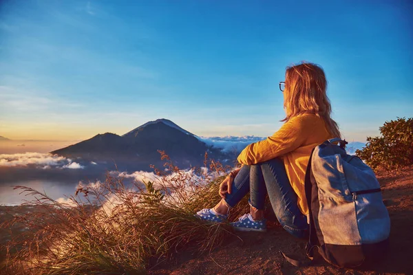 Mulher desfrutando de paisagem agradável e nascer do sol a partir de um topo da montanha — Fotografia de Stock