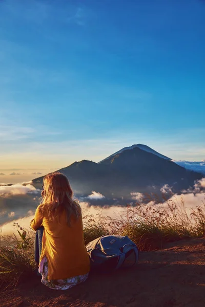 Mulher desfrutando de paisagem agradável e nascer do sol a partir de um topo da montanha — Fotografia de Stock