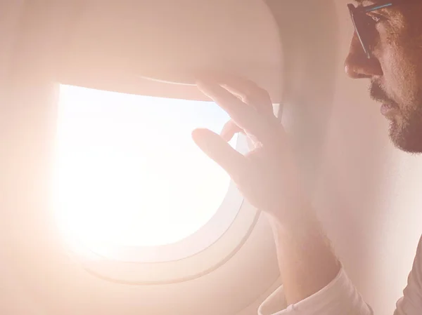 Пассажир в современном самолете рядом с окном . — стоковое фото
