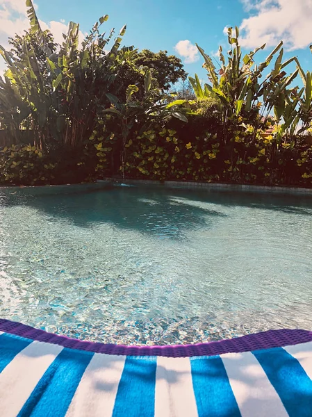 Trópusi medence szép, forró napon. — Stock Fotó