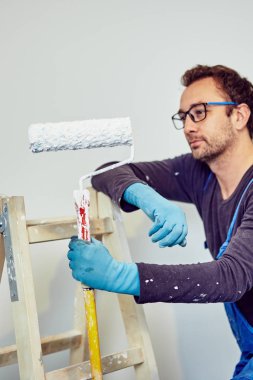 Ev içinde işçi boyama duvarları-yenileme düzeltmeleri.