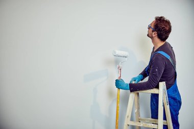 Ev içinde işçi boyama duvarları-yenileme düzeltmeleri.