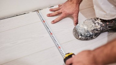 Ev Renovasyonu için bant ölçümü kullanan worksman.