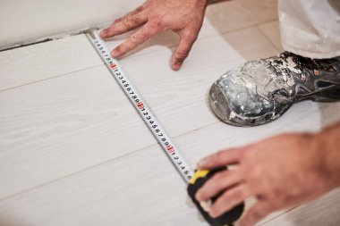 Ev Renovasyonu için bant ölçümü kullanan worksman.