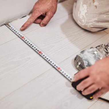 Ev Renovasyonu için bant ölçümü kullanan worksman.