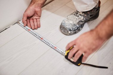 Ev Renovasyonu için bant ölçümü kullanan worksman.