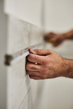 Ev Renovasyonu için bant ölçümü kullanan worksman.