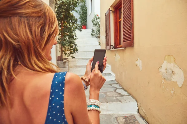 Carino giovane donna utilizzando il cellulare per strada . — Foto Stock