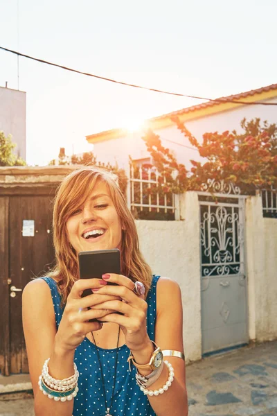 Χαριτωμένο νεαρή γυναίκα που χρησιμοποιούν κινητό στο δρόμο. — Φωτογραφία Αρχείου