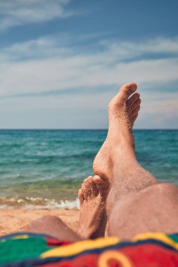 Yalan ve tropikal bir kumsalda zevk adam.