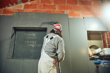 Kapalı bir uzatıcı silindir ile ressam boyama duvarları.