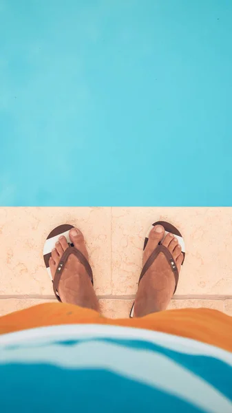 Homem de pé na beira de uma piscina . — Fotografia de Stock