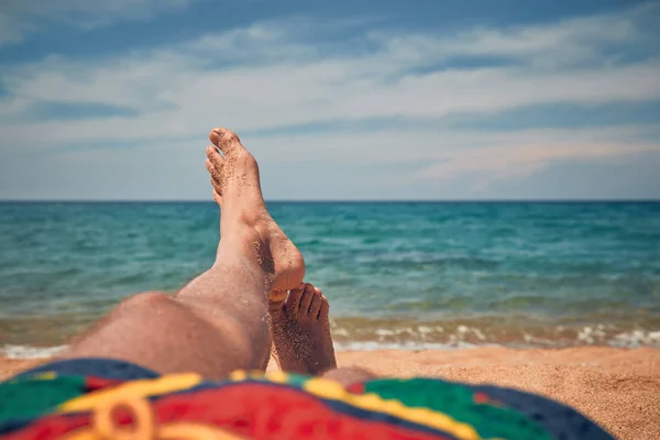 男は横になっていると、熱帯の砂浜で楽しむ. — ストック写真