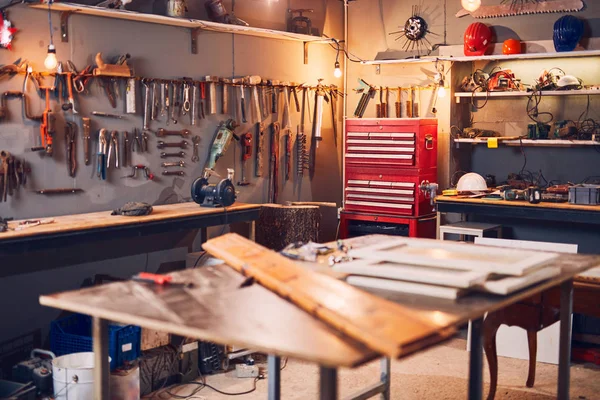 Retro / vintage workshop met misc. gereedschap. — Stockfoto