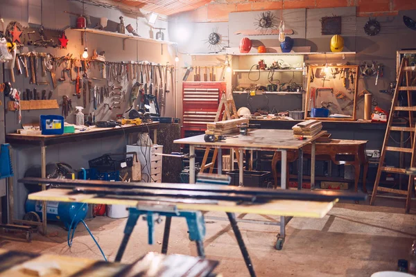 Retro / vintage workshop met misc. gereedschap. — Stockfoto