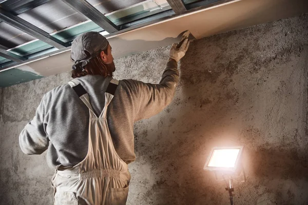 Workman plâtrage murs de gypse à l'intérieur de la maison . — Photo