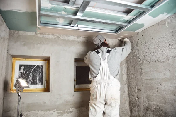 Workman plastering gypsum walls inside the house. — Stock Photo, Image