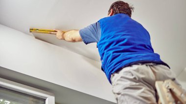 İşçi evin içindeki duvarlar için balon seviyesini kullanıyor - renovatio