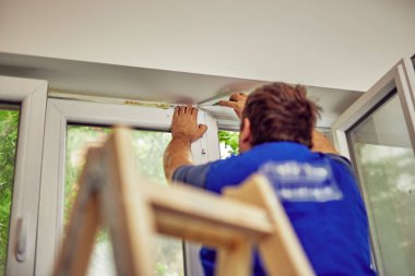 İşçi ev içinde duvarlar ve Widnows için silikon kullanarak-r