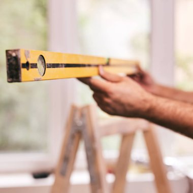 İşçi evin içindeki duvarlar için balon seviyesini kullanıyor - renovatio