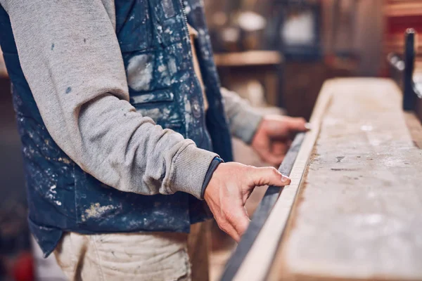 Mężczyzna stolarz praca na stary drewno w retro vintage warsztat. — Zdjęcie stockowe
