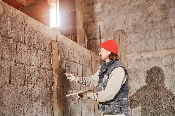 Справжній будівельник робить стіну всередині нового будинку . — стокове фото