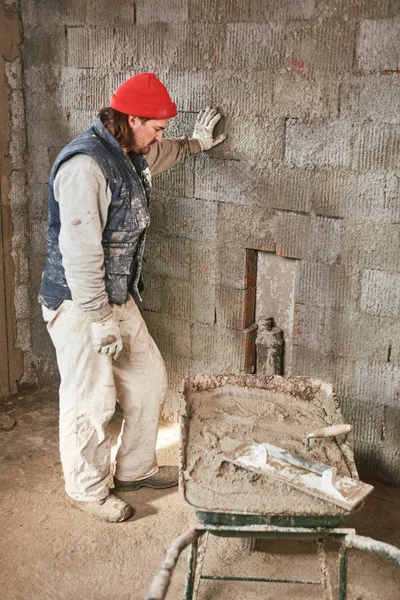Vrai ouvrier de la construction faisant un mur à l'intérieur de la nouvelle maison . — Photo
