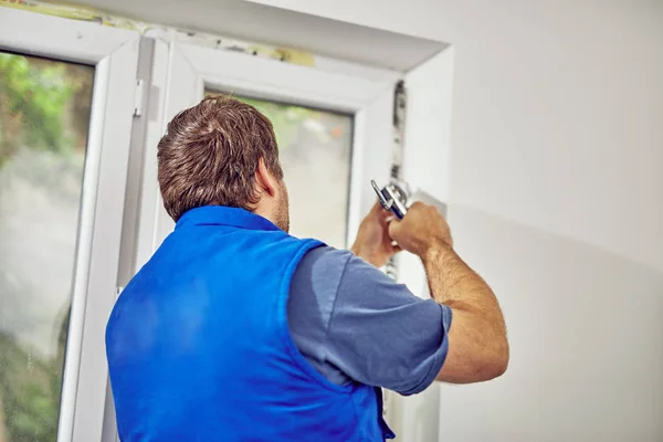 Worker using silicone for walls and widnows inside the house - r — Stock Photo, Image
