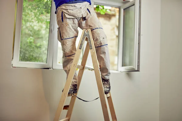 Trabajador dentro de la casa - arreglos de renovación . — Foto de Stock