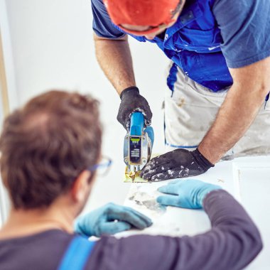 İki tamirci birlikte çalışan bir ev yenileme.