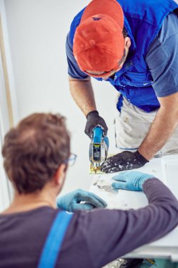 İki tamirci birlikte çalışan bir ev yenileme.