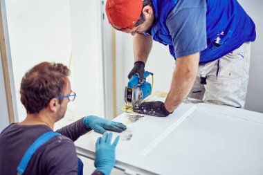 İki tamirci birlikte çalışan bir ev yenileme.