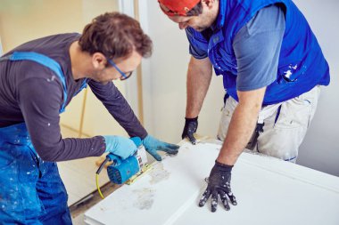 İki tamirci birlikte çalışan bir ev yenileme.