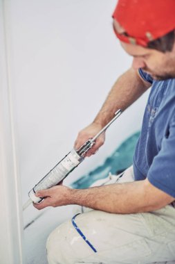 İşçi ev içinde duvarlar ve kapı çerçevesi için silikon kullanarak 
