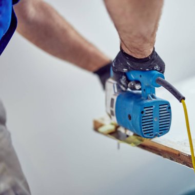 Tamirci ev tadilatında çalışıyor..