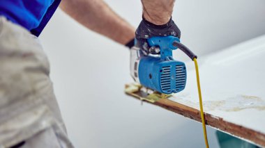 Tamirci ev tadilatında çalışıyor..