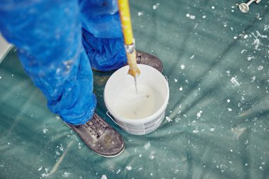 Ev içinde işçi boyama duvarları-yenileme düzeltmeleri.