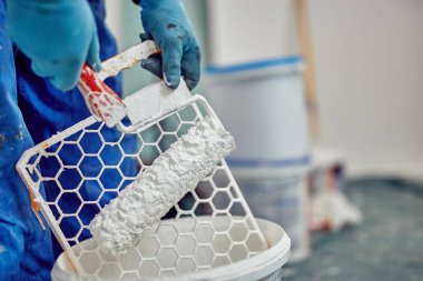 Ev içinde işçi boyama duvarları-yenileme düzeltmeleri.