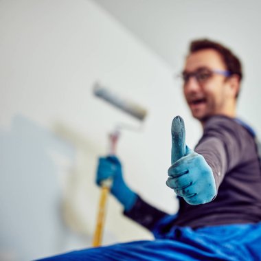 Ev içinde işçi boyama duvarları-yenileme düzeltmeleri.