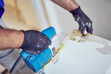 Tamirci ev tadilatında çalışıyor..