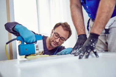 İki tamirci birlikte çalışan bir ev yenileme.