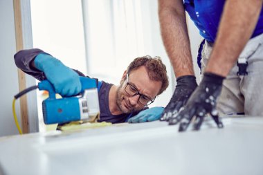 İki tamirci birlikte çalışan bir ev yenileme.