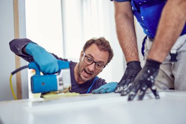 İki tamirci birlikte çalışan bir ev yenileme.